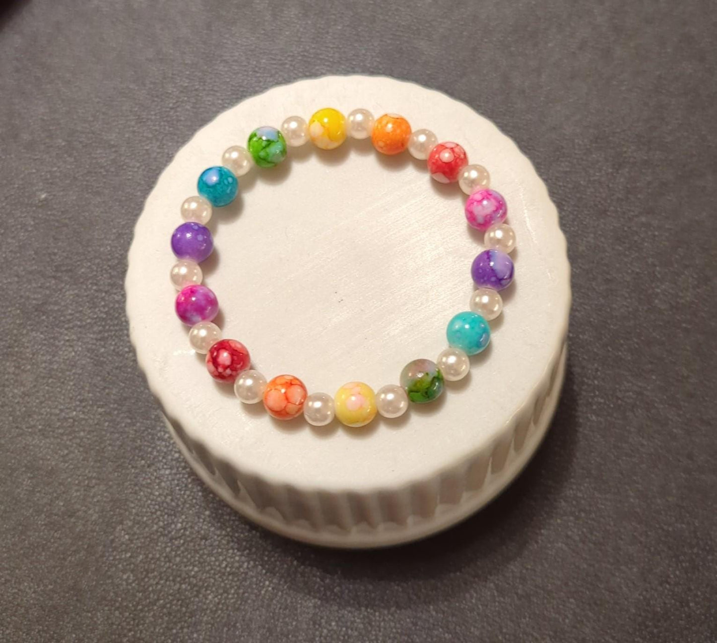 Regnbuearmbånd med akrylperler